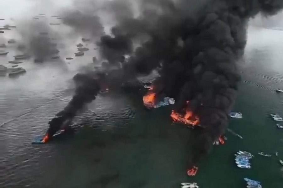 Zjarr i madh në një port peshkimi në Ekuador, shkatërrohen dhjetëra anije
