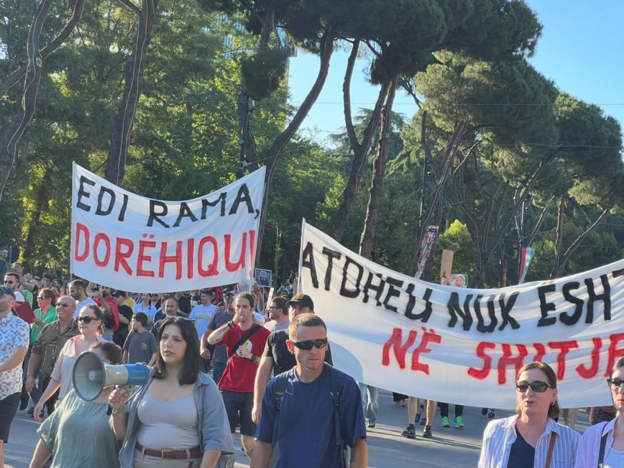 ‘Ky cjapi shitet 1 euro’, ‘Sulltan Rama lodhesh kot'/ Pankartat pikante nga protesta e 8 para Kryeministrisë