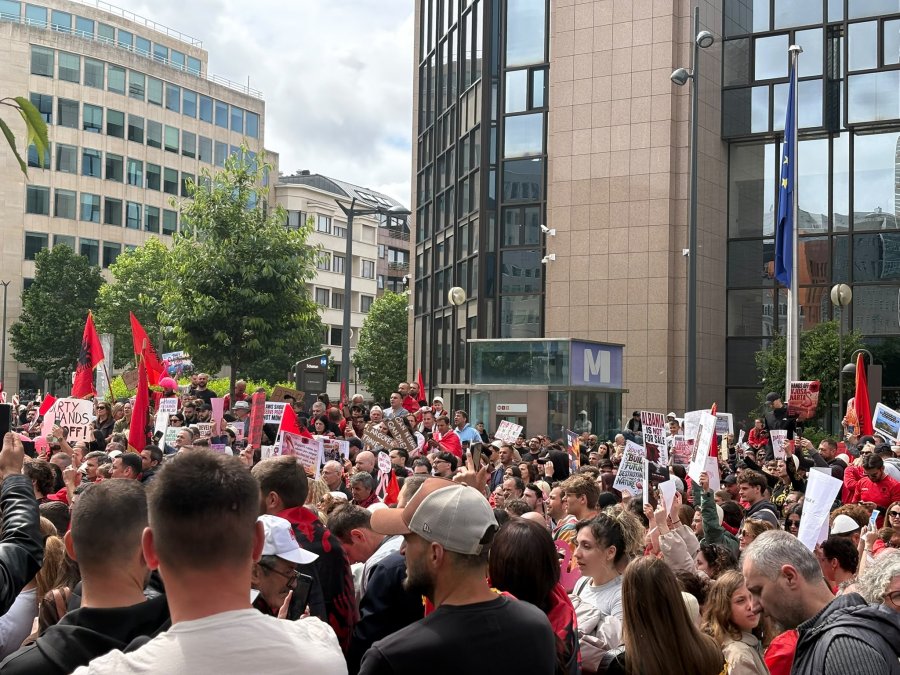 Shqiptarët në Bruksel në protestë kundër qeverisë Rama  kërkohet dorëheqja e kryeministrit