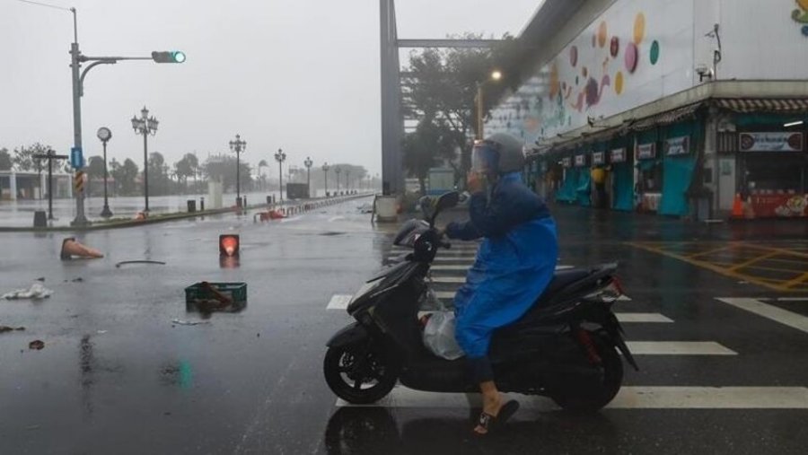 Rritet rreziku i fatkeqësive, ndërsa shirat e rrëmbyeshëm godasin Japoninë jugperëndimore