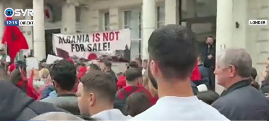 Shqiptarët e diasporës rrethojnë ambasadën në Londër  Emigranti  Rama po shet Shqipërinë për karrigen e tij 