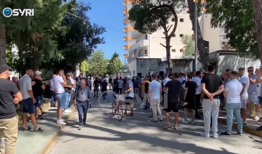 syri-tv-proteste-para-spitalit-te-lushnjes-pacientet-denoncojne-kushtet-cnjerezore