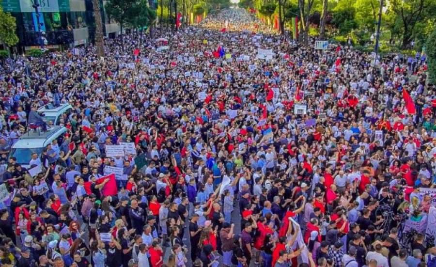 Rama sulmon protestuesit: Të rinj që duan të shfryhen, delirantë dhe influencerë që kërkojnë ‘like’