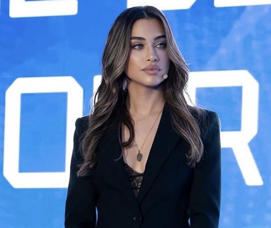Moderatorja e Piranjave, Dojna Mema nga protesta: Kjo është beteja për Shqipërinë që ua kemi borxh fëmijëve tanë