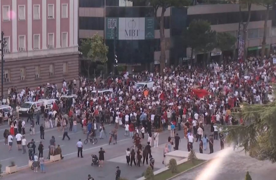 Jep Dorëheqjen  Qytetarët marshojnë drejt Kryeministrisë  Protesta transmetohet live nga Reuters