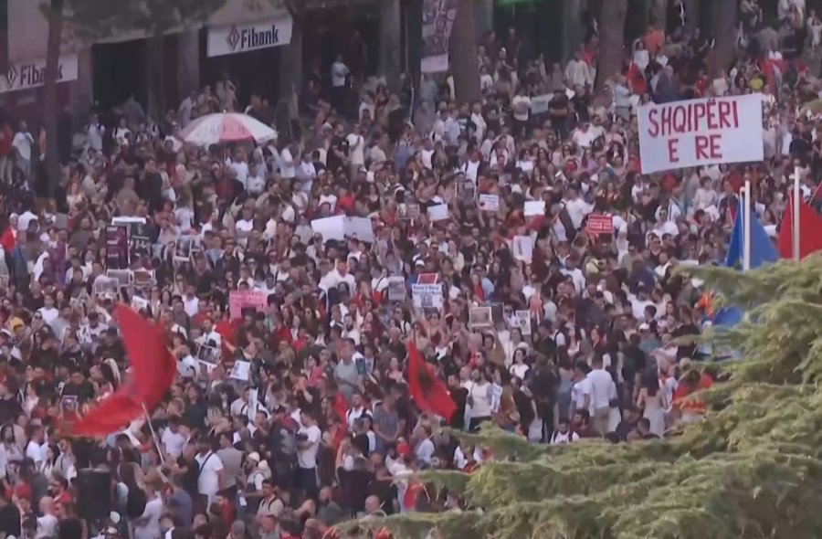 Jep dorëheqjen  Mijëra qytetarë para Kryeministrisë  Protesta edhe në Shkodër  Korçë  Durrës e Vlorë  Live edhe Reuters