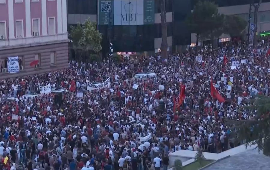 Tubimi madhështor përpara Kryeministrisë/ Protestuesi: Jemi këtu për rrëzimin e Edi Ramës
