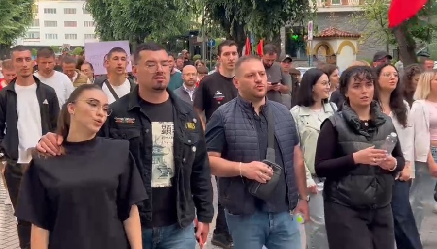 Protesta në Korçë/ Studentja: Shqipëria nuk është e fasadave, por ajo e të rinjve që largohen dita ditës