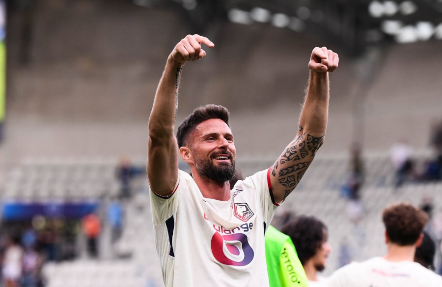 Olivier Giroud rinovon kontratën dhe mbetet nën drejtimin e Ancelotti-t