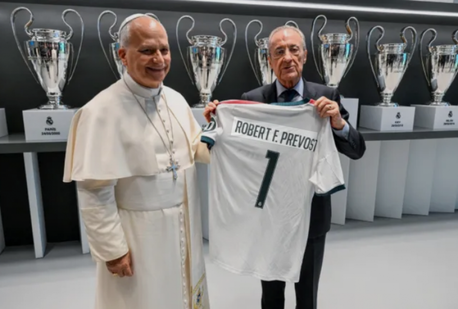 florentino-perez-pret-papa-leonin-xiv-ne-bernabeu-i-dhuron-fanellen-e-real-madridit