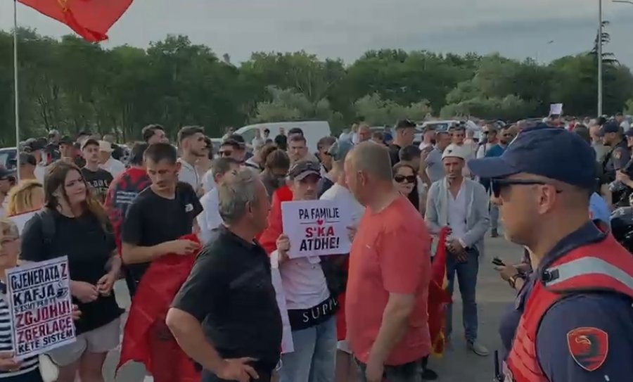 Turp  Turp  Shkodranët presin me protesta Ramën në hyrje të qytetit