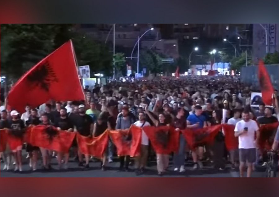 Marshimi protestë nuk ndalet në Tiranë/ Mijëra thërrasin: Rama jepe dorëheqjen! Parlamenti i krimit