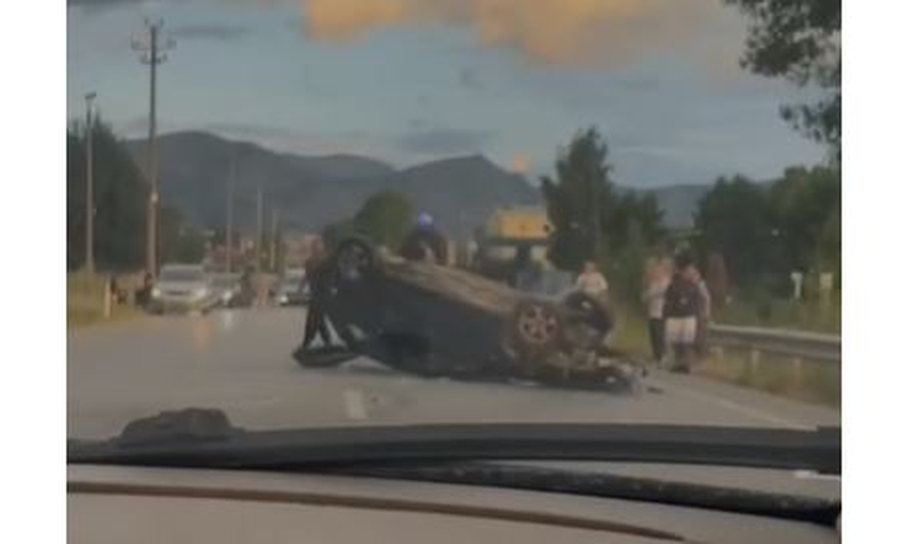 Përmbyset një makinë në aksin rrugor Korçë-Maliq