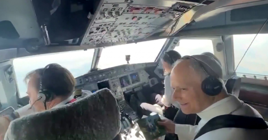 Moment simbolik  Papa Leo përshëndet pilotët gjatë fluturimit në Spanjë
