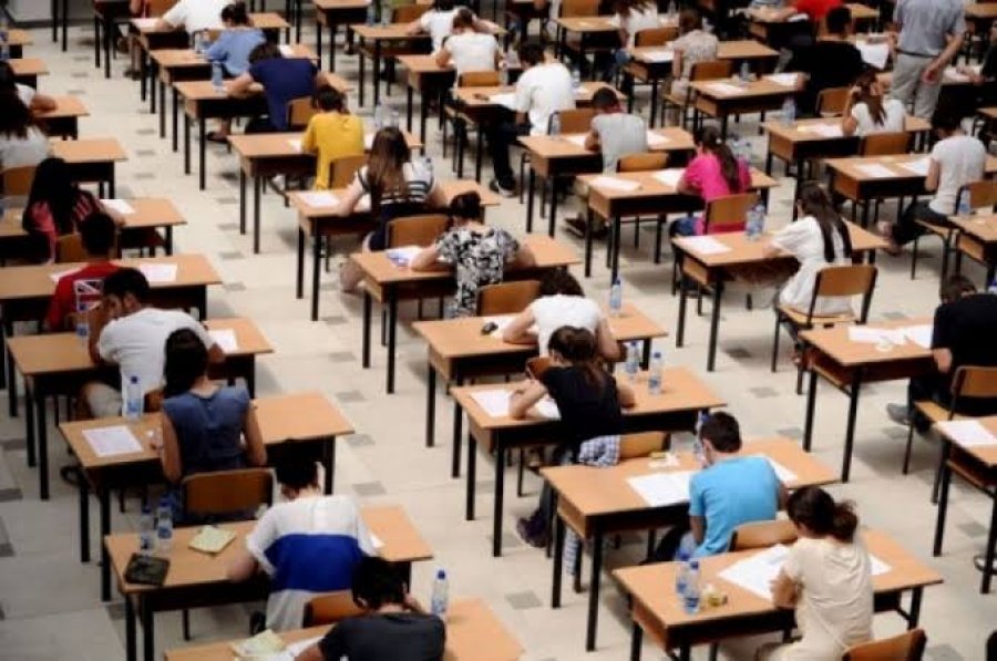 'Teza e Gjuhës Shqipe dhe Letërsisë doli nga një qendër provimi në Kukës' - Ministria e Arsimit përjashton maturantin