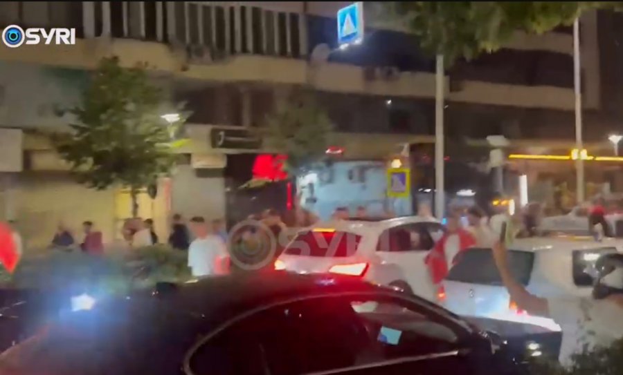 VIDEO  Protesta  shoferët u bashkohen qytetarëve duke iu rënë borive të makinave
