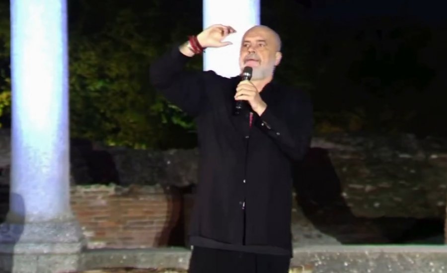 VIDEO SYRI TV  Rama takon administratën në Fier  s ndal fjalorin banal e seksist ndaj femrave