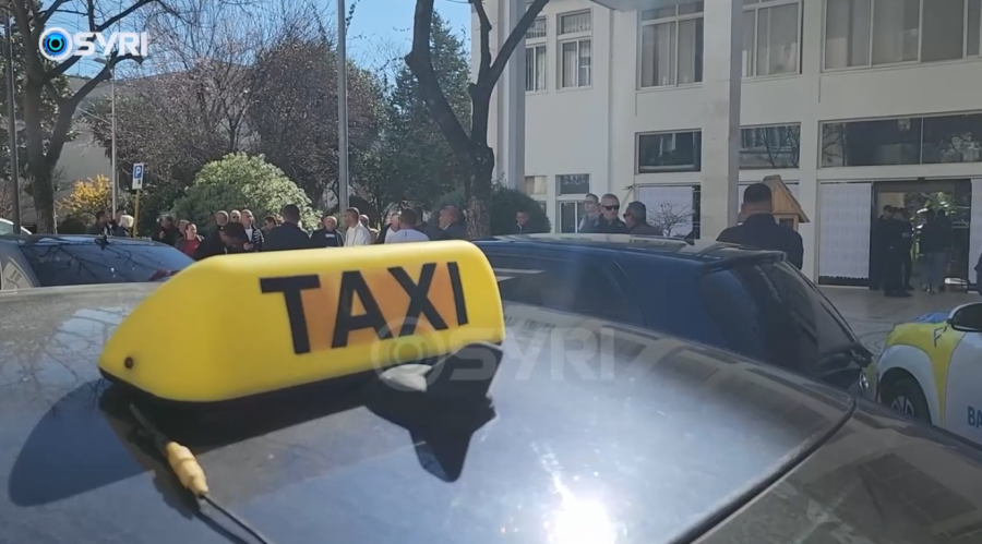 syri-tv-konkurrenca-e-pandershme-e-targave-te-bardha-taksistet-e-sarandes-ne-revolte-po-na-vjedhin-klientet