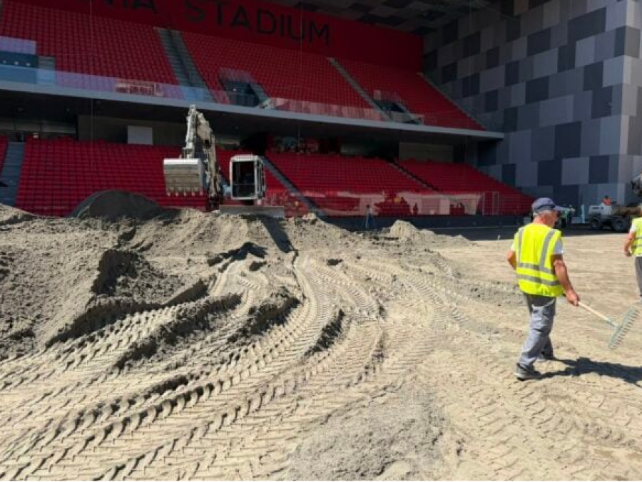  Arena Kombëtare  bëhet gati për Europianin U 21  nis zëvendësimi i tapetit të fushës