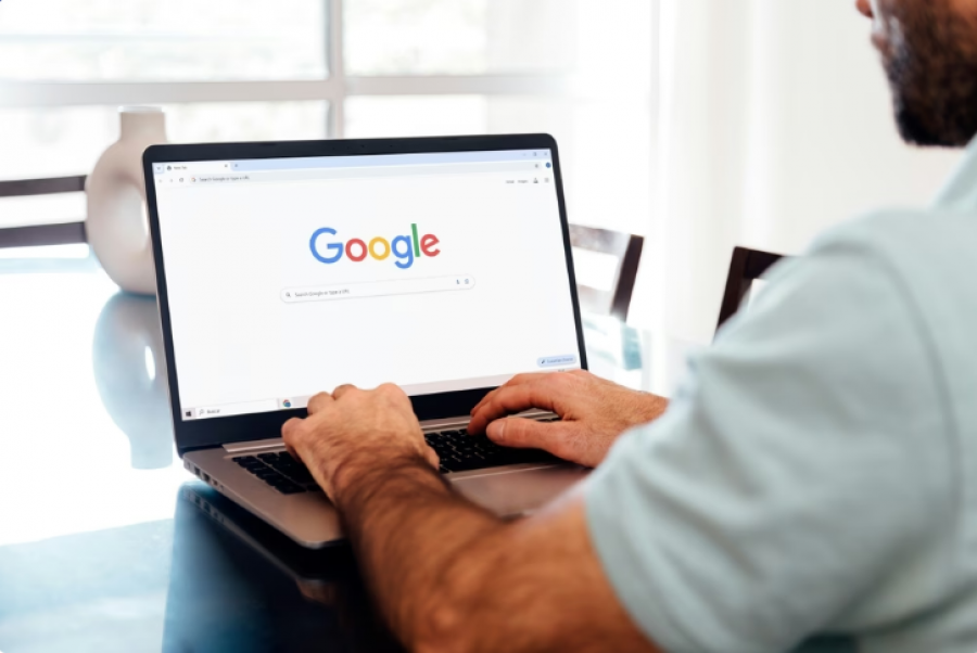Tre mënyra të thjeshta për të zbuluar se kush po kërkon emrin tuaj në internet