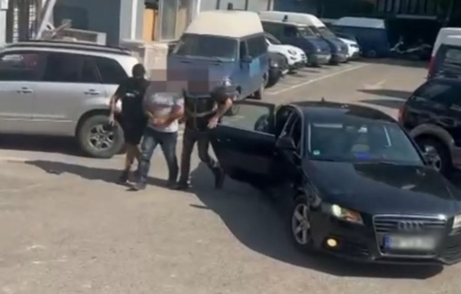 vrau-bashkeatdhetarin-ne-greqi-per-t-i-marre-cekun-150-mije-€-22-vjet-burg-per-dritan-hoxhen