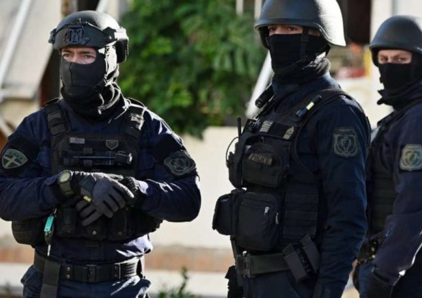Athinë, shkatërrohet grupi shqiptar i trafikut të drogës dhe armëve, 8 të arrestuar mes tyre edhe nje shtetase greke
