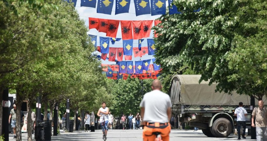 Prishtina dekorohet me flamuj, gati për festën e Ditës së Çlirimit