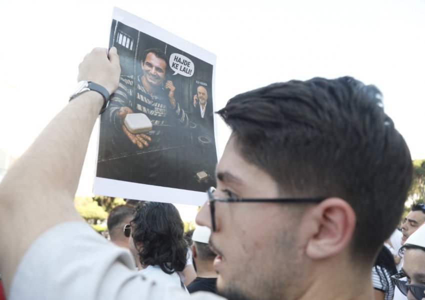 FOTOLAJM/ Qytetarët ‘masakrojnë’ Ramën me meme, mos i humbisni këto perla të protestuesve