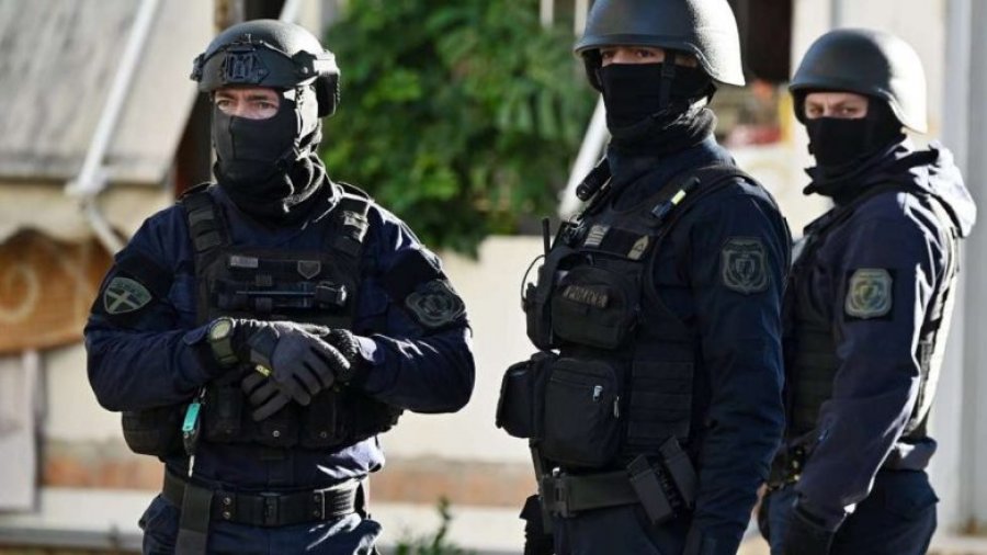 athine-shkaterrohet-grupi-shqiptar-i-trafikut-te-droges-dhe-armeve-8-te-arrestuar-mes-tyre-edhe-nje-shtetase-greke