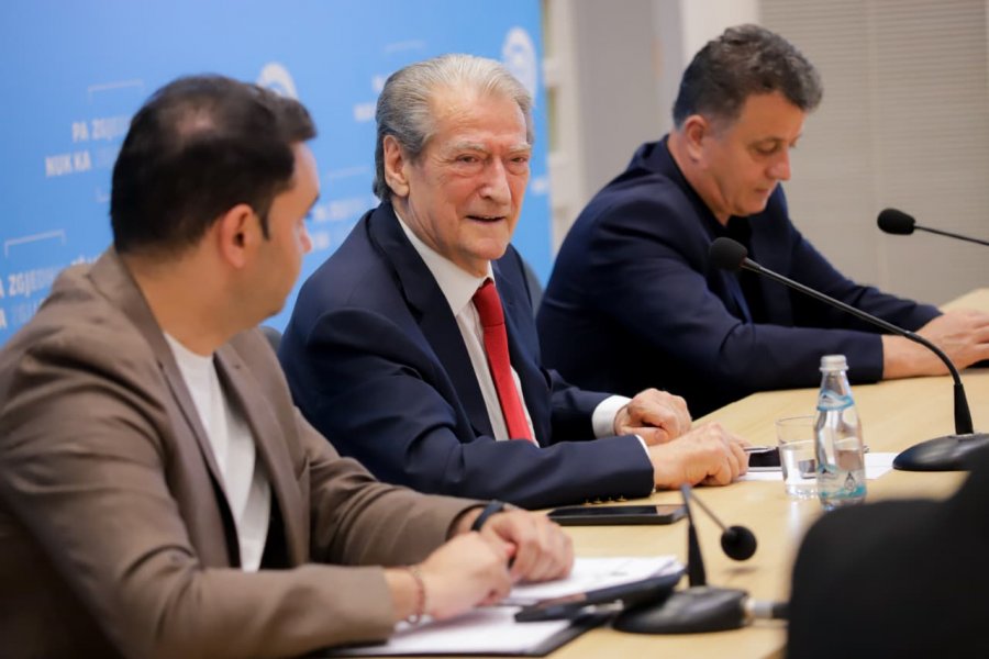 Berisha: Paketa e maleve, paketa e mafias. Rama, Agasi dhe Agaçi kanë blerë 400 hektarë në lagunën e Nartës 