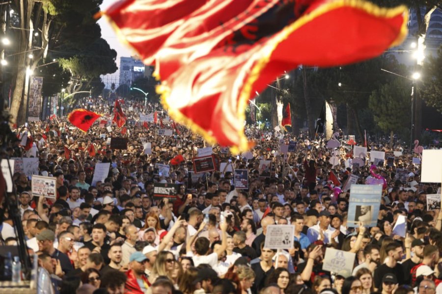 VIDEO FOTO  Pamje spektakolare me dron  nuk shihet fundi i protestuesve kundër Edi Ramës