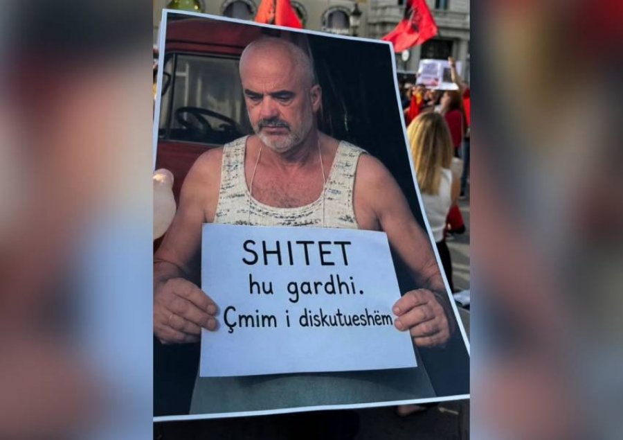 Rama një hu gardhi, që vetëm tangat i mungojnë!
