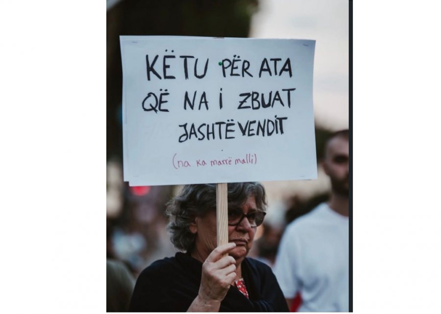 FOTOLAJM/ E moshuara me mesazh emocional në protestë, pankarta që i preku të gjithë