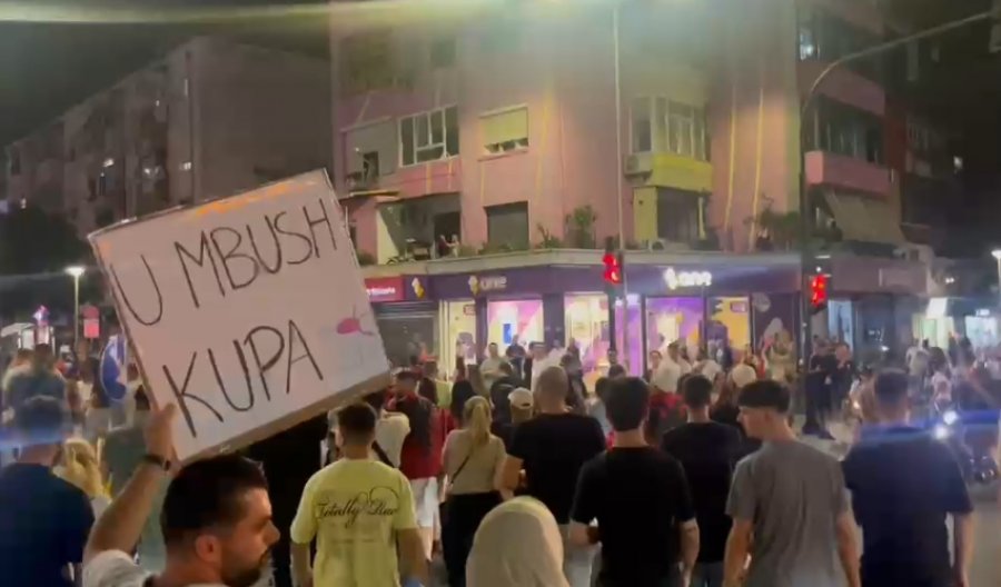 'Rama jepe dorëheqjen!' Jehon dhe tek sheshi 'Willson' - 'Kupa u mbush! Marshimi protestë s'ndalet në Tiranë