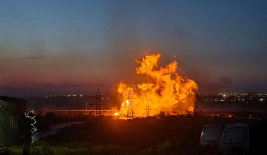VIDEO/ Ukraina lëshon qindra dronë ndaj Rusisë, përfshihen nga flakët dy fabrika industriale