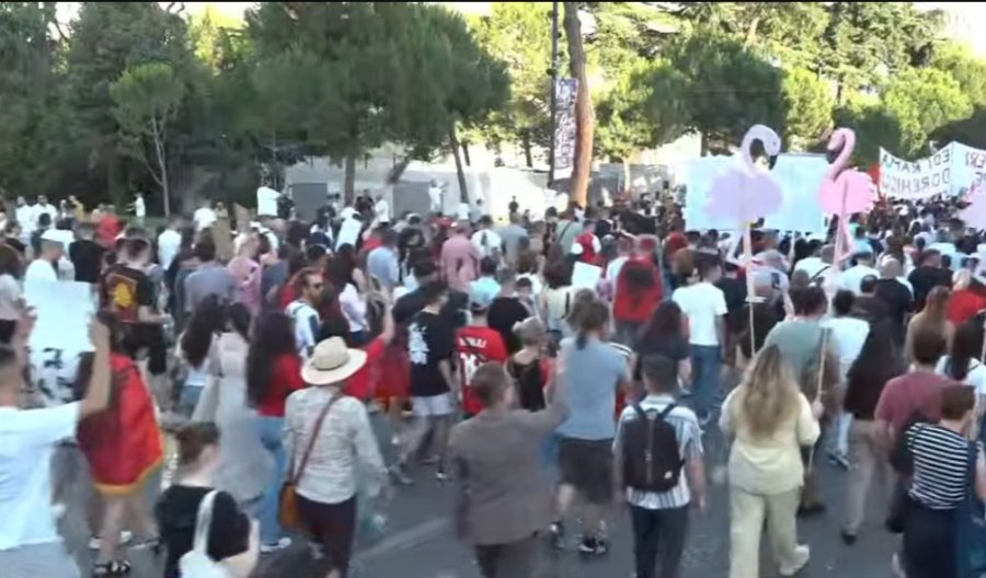 Dita 11 e protestës para Kryeministrisë  qytetarët kërkojnë dorëheqjen e Ramës