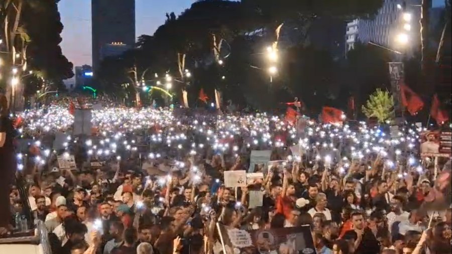 VIDEO Pjesëmarrje rekord në protestë  Sa më shumë i sulmon Rama  aq më shumë shtohen protestuesit