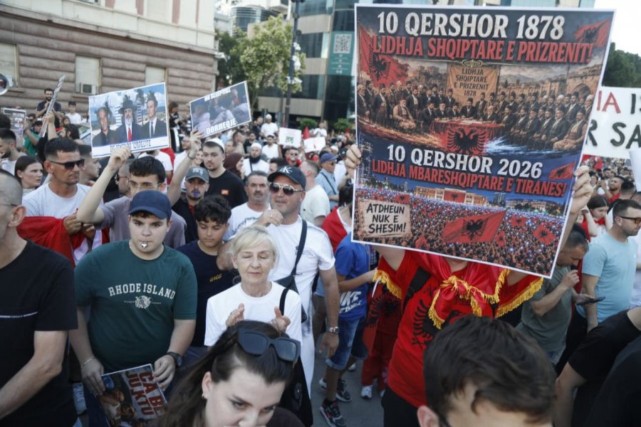 FOTO  Protesta përkon me 148 vjetorin e Lidhjes së Prizrenit  qytetarët e përkujtojnë me pankarta