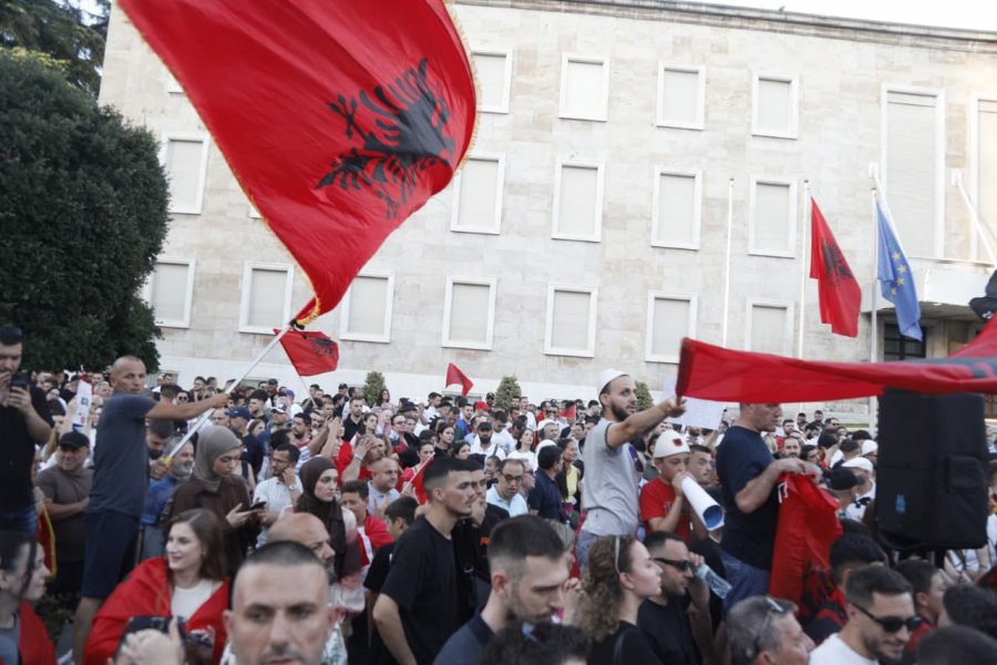  Associated Press  dhe  Reuters   Dy agjencitë më të mëdha në botë transmetojnë LIVE protestën