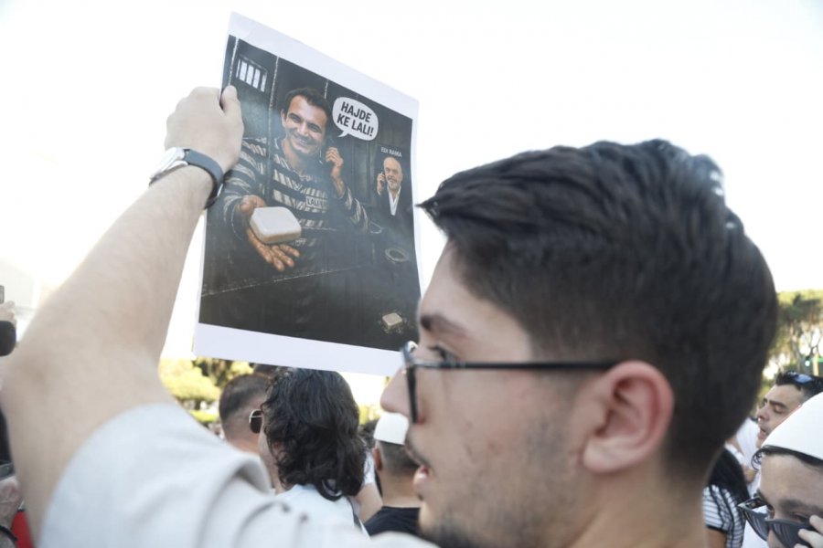 FOTOLAJM/ Qytetarët ‘masakrojnë’ Ramën me meme, mos i humbisni këto perla të protestuesve