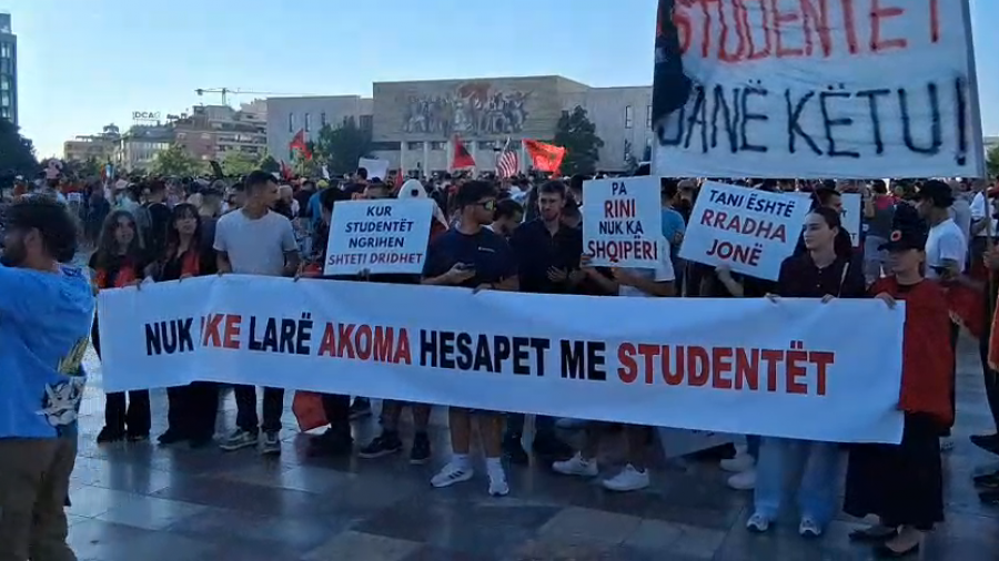  Poshtë qeveria    poshtë komunizmi   Ndizet protesta  studentët i bashkohen revoltës qytetare