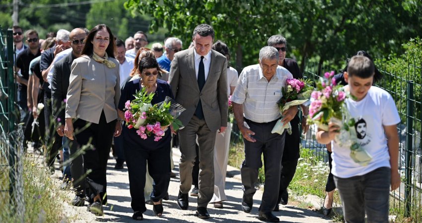 Kurti dhe zyrtarët e LVV-së homazhe te varri i Arbënor Deharit në 12-vjetorin e vdekjes së tij