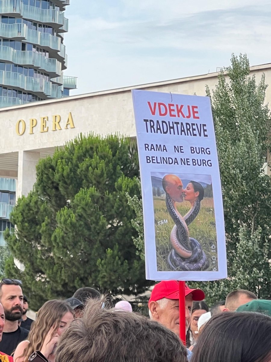 'Vdekje tradhtarëve, Rama në burg, Belinda në burg!' Pankartat pikante të protestës sot