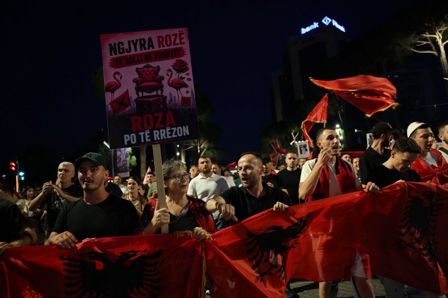  Ju erdhi fundi   Tirana oshtin kundër Ramës  Mijëra në marshimin protestë në rrugët e kryeqytetit