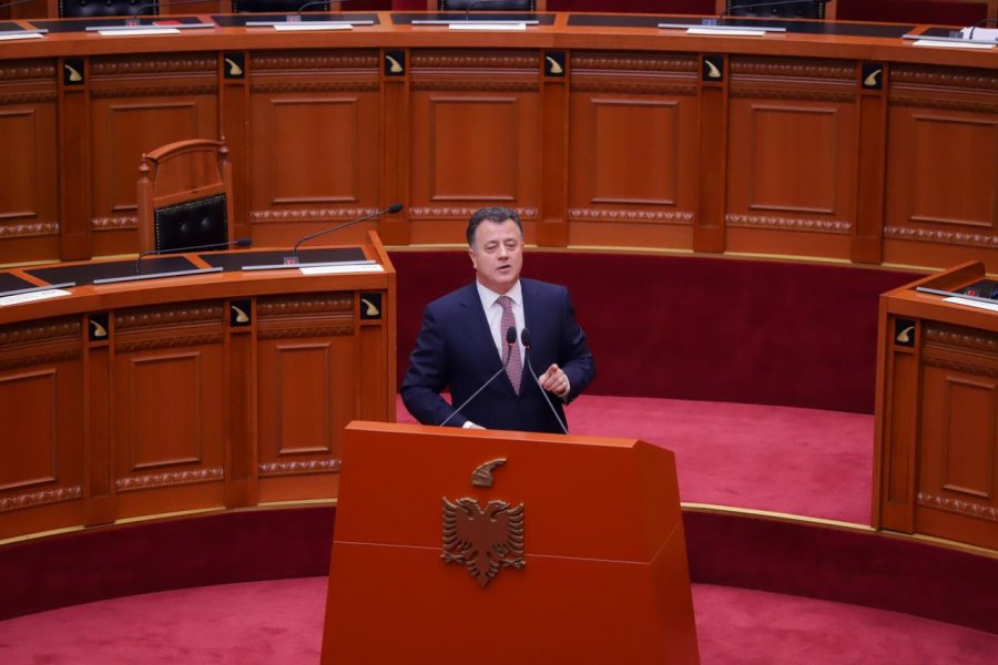  Berisha ka triumfuar   Noka  mazhorancës  Do jepni llogari   E keni vjedhur  shtypur e shpopulluar këtë vend   