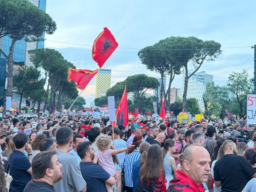 Sheshi ushton nga thirrjet  Dorëzohu ose rrëzohu  I riu i kujton Ramës protestën kundër armëve kimike