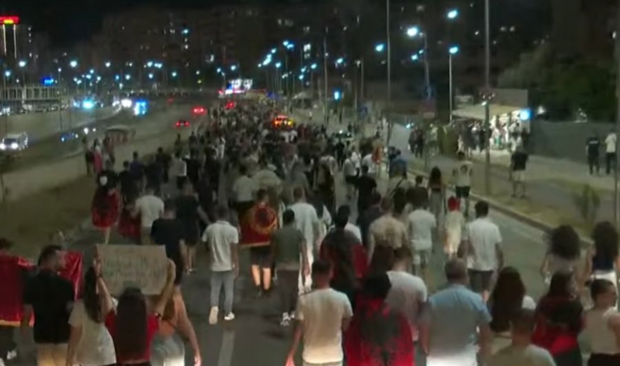 Gati 2 km marshimi protestë në Tiranë  Lumë njerëzish në ditën e 12 të të protestës kundër Edi Ramës
