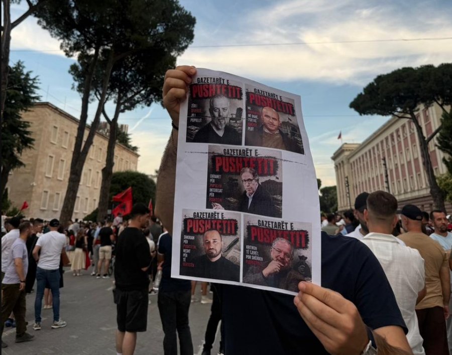 Protesta në shesh  Qytetarët denoncojnë  ushtrinë  mediatike të Edi Ramës