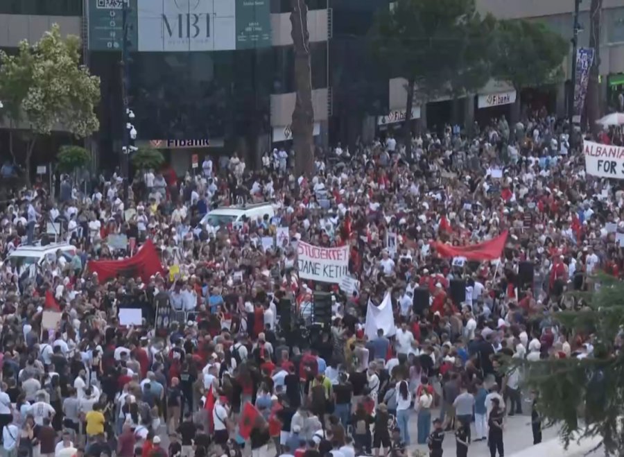 Gjiganti mediatik vijon transmetimin live të protestës para kryeministrisë, videot e Reuters me qindra mijëra views 