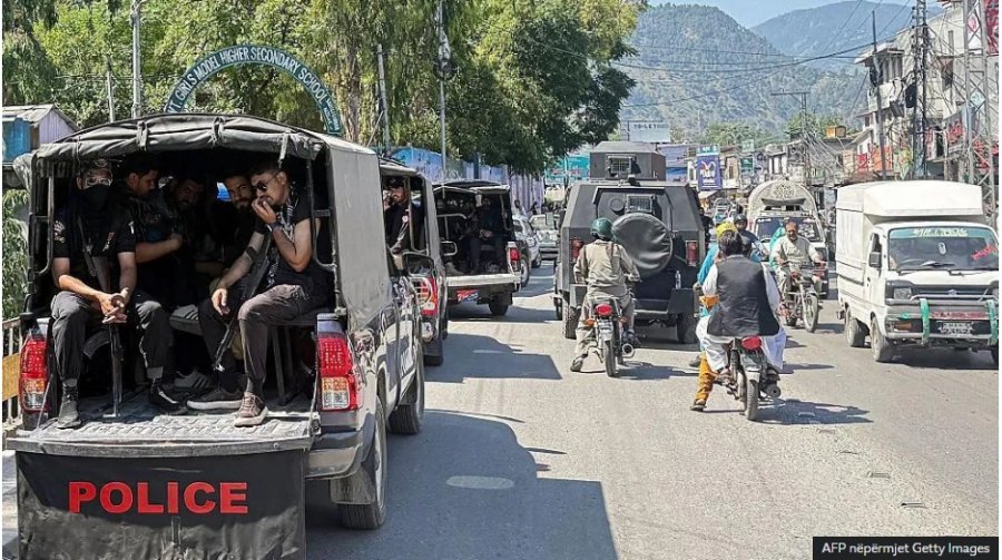 Mijëra njerëz marshojnë në Kashmirin e administruar nga Pakistani  ndërsa përleshjet vrasin të paktën 15 persona